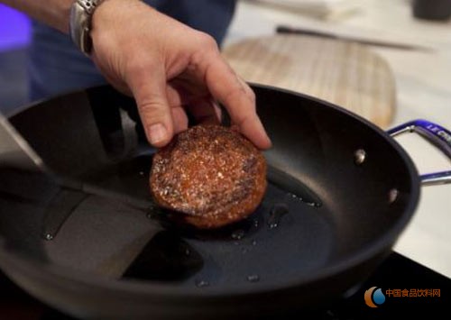 世界首個(gè)人造牛肉漢堡問世：口感偏硬少汁